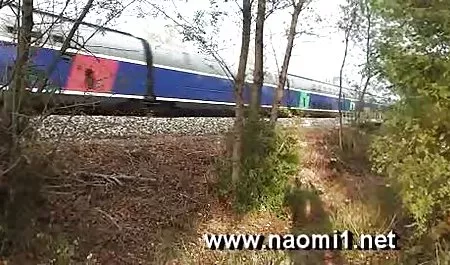 خانم معشوقه در یک کلاه گیس با اشتیاق انگشت خود را به انگشت همسر کلیپ س ک ۳۰ خود می اندازد