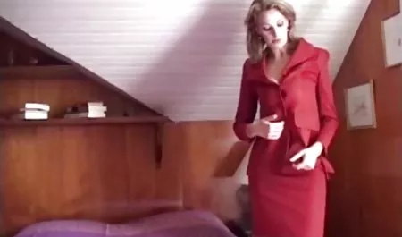 دختر خال کوبی در فیلم س ک ۳۰ جوراب ساق پا را گسترش می دهد و dildo را در مهبل (واژن) می کند