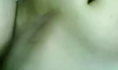 مرد عضلانی ، یک زن چربی خال کوبی را پخش فیلم س می کشد.