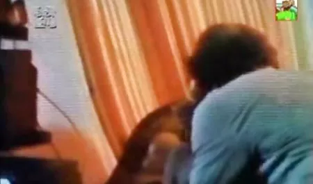 ماساژ دهنده مشتری فیلم س الکسیس را انگشت می زند.
