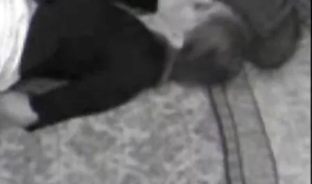معلم بالغ قبل از رابطه جنسی مقعد ، دانش یاهو فیلم س آموز جوان را با انگشتان خود توسعه داد
