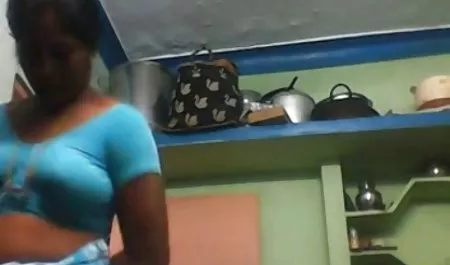 بوگر جوان به دانلود فیلم س طور فعال خروس بزرگ خود را نوازش می کند