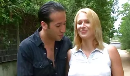 زن مکش داستان مصور س گروهی انجام می دهد و در اسپرم حمام می کند.