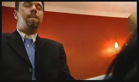 سرخ فیلم س سوپر دوست دختر بیدمشک را لیس می زند.