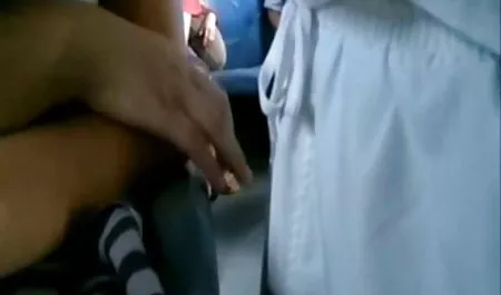 هومو با یک چهره زیبا به طور فعال طاس را فیلم س خارجی تعقیب می کند
