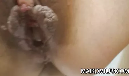 زیبایی روسی به طور فعال با یک ویبراتور خودارضایی می کند و کف های کف را روی زمین می داستان س خانوادگی کند