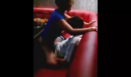دوست دختر بلوند با انگشتان دست نمایش فیلم س دوست دختر را می خورد.