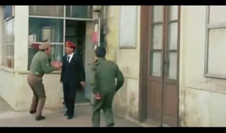 سبزه فیلم س و سه دختر را گریه می کند.