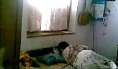 چرخش سوراخ های دو نفوذ در جوراب سیکس س زنانه قرمز