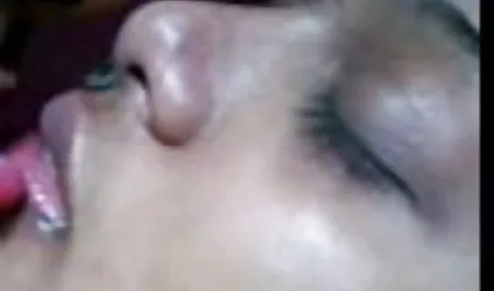 هالک روی مبل سرخ شده است. فیلم س خارجی