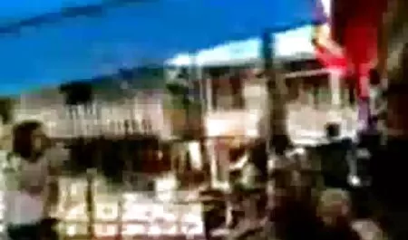 روی تخت باریک ، یک کودک سیری ناپذیر یک دختر را در بیدمشک و دهان خود فیلم س جدید دارد