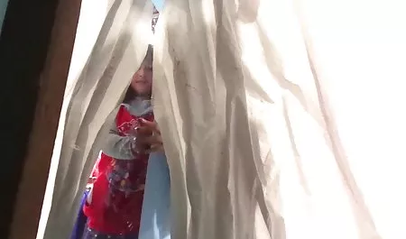 زیبایی باریک در جوراب های نایلونی شورت وی را سکی س جلوی دوربین می گیرد