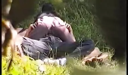 دختر بسیار لاغر باعث نمایش فیلم س از دست دادن یک عضله کند و عضو یک خروس سوار می شود