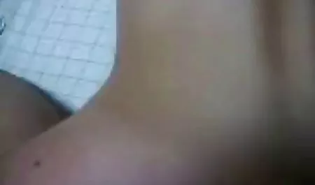 زاندر انواع فیلم س دوست دختر خود را روی مبل می بلعد.
