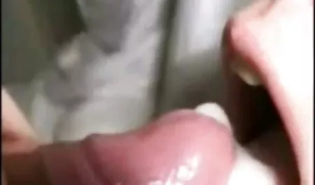MILF در دامن سیاه و بدون شورت ماندا لخت را پخش فیلم س نشان می دهد