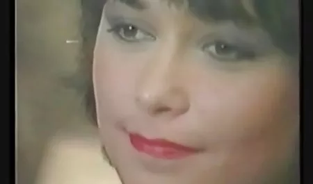 زن پیسینگ به آرامی نوک انگشتانش را فیلم س اینستا نوک انگشت می کند