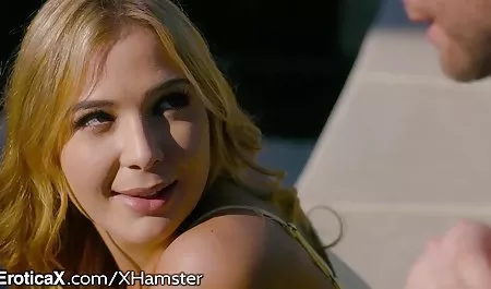 دو استریپس کلاه های کانال فیلم س طاس شده را برای یکدیگر لیسیدند
