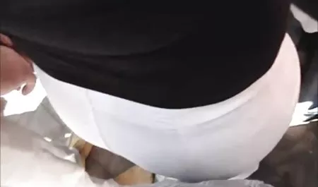 دختر زیبا دست خود را در یک گربه فیلم سکسی س لزبین می گذارد