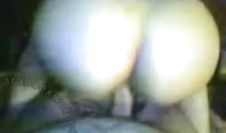 ایزابلا یک خروس سیاه بزرگ را بمکد و سبک سگس س سگ کوچولو را fucks می کند